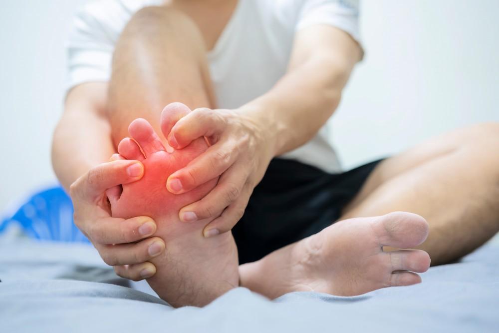 Капкан для ног: причины, симптомы и лечение подагры 